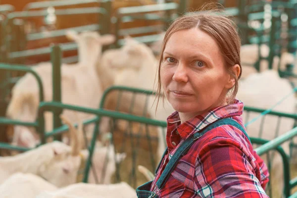 Женщина-фермер на ферме по разведению и разведению коз — стоковое фото
