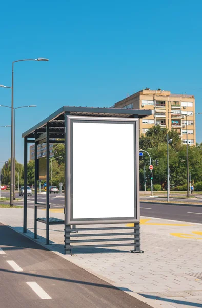 Cartaz de publicidade ao ar livre simular na estação de ônibus — Fotografia de Stock