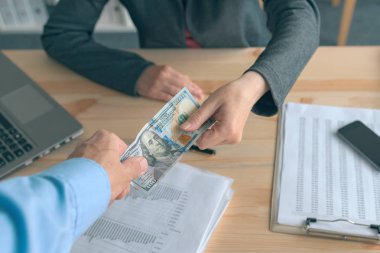 İş corrupti tanıtmak için rüşvet ödeme için sus payı