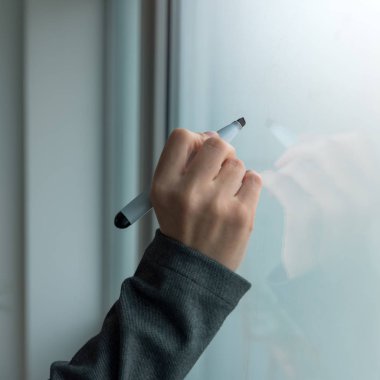 İşkadını office beyaz tahta üzerinde yazmak için hazır