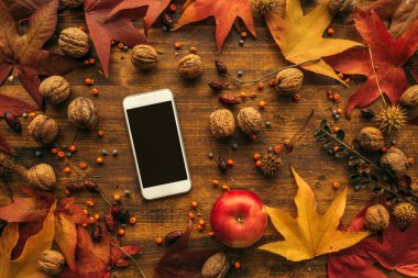 Modern akıllı telefon düz yatıyordu üst görünüm