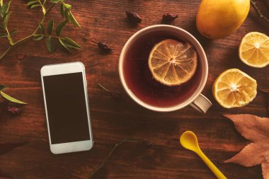 Limon ve akıllı telefon ile Gül kalça briar çay, üst görünümü