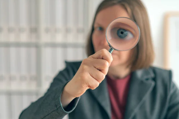 Empresária com lupa fazendo negócios aud financeiro — Fotografia de Stock