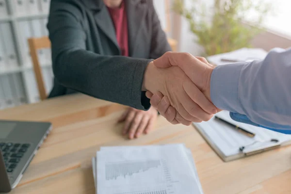 Businessman and businesswoman handshake — Stock Photo, Image