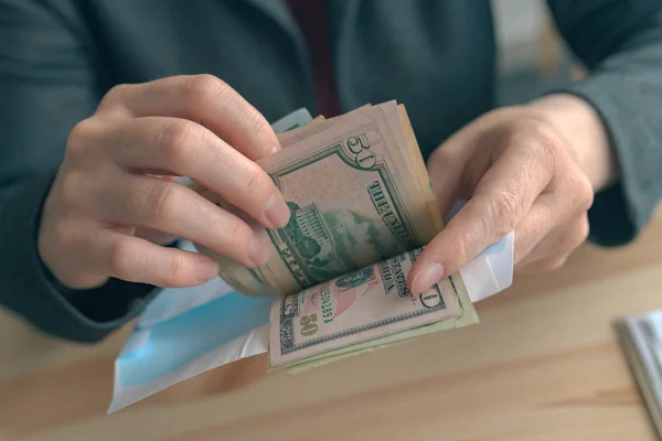 Geschäftsfrau zählt Dollarnoten im Büro — Stockfoto