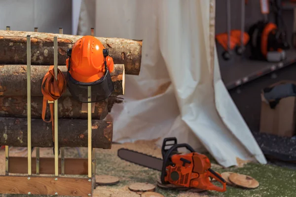 木材ジャック保護ヘルメット、チェーンソー、木製ログ — ストック写真