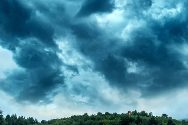 Stormy sky above the cottage on hill top — Stock Photo, Image