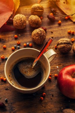 Sonbahar sabahı kahve masada