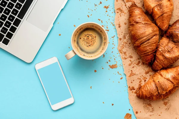 Coffee and croissants for messy breakfast in business office — Stock Photo, Image