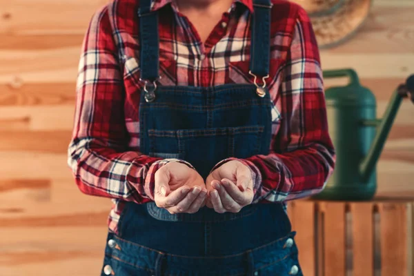 Jardineiro feminino com as mãos vazias como se implorando — Fotografia de Stock