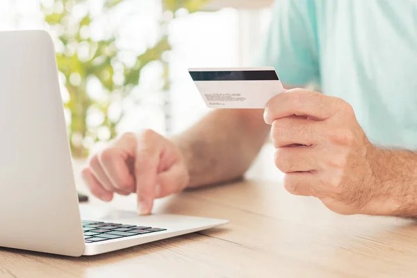 Compras en línea con tarjeta de crédito y computadora portátil — Foto de Stock