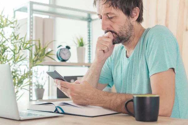 Ricevere messaggi di testo sconvolgenti sul telefono cellulare — Foto Stock