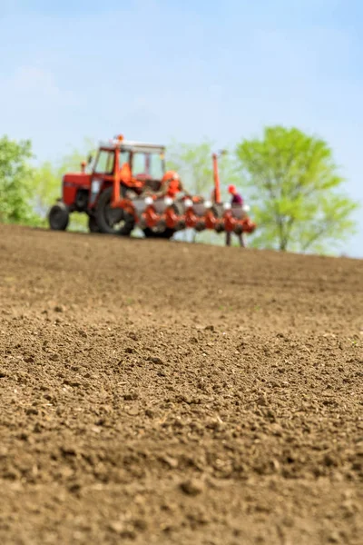 Landwirt repariert Traktor mit Sämaschine auf Feld — Stockfoto