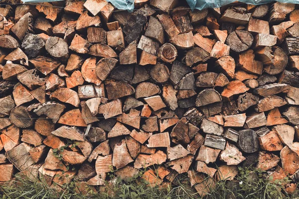 Ułożone drewniane kłody, posiekane drewno opałowe — Zdjęcie stockowe