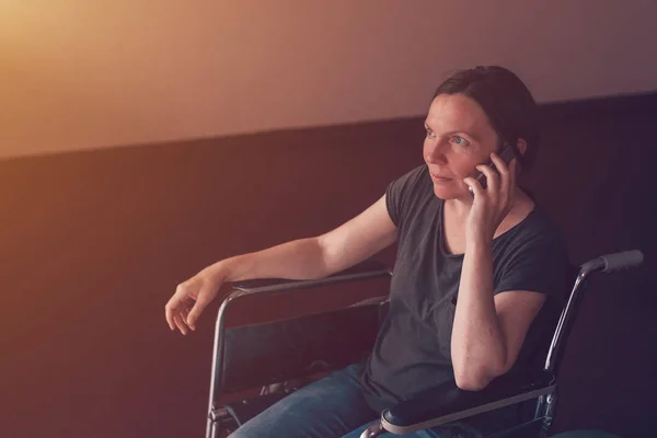 Mulher esperançosa com deficiência conversando no telefone celular — Fotografia de Stock