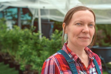 Kuş örgüile elma bahçesinde kadın çiftçi