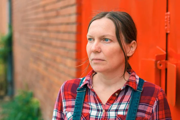 Retrato de agricultora confiante em frente à quinta — Fotografia de Stock