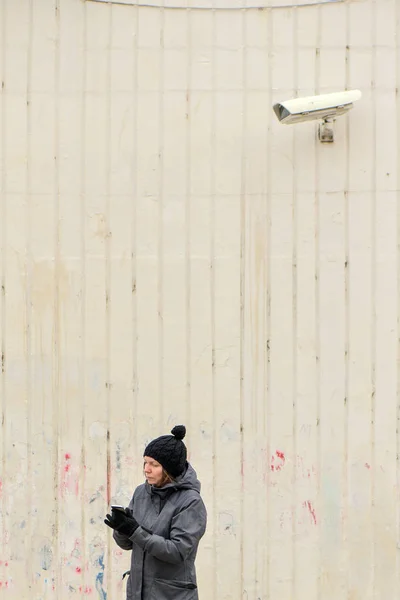 Vrouw texting op straat — Stockfoto