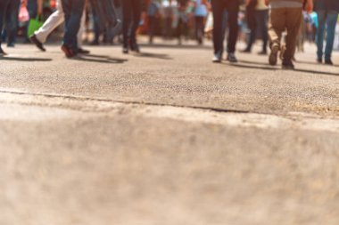 Kalabalık sokak ve yürüyen insanlar