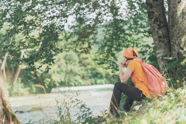 Female hiker eating sandwich in nature — Stock Photo, Image