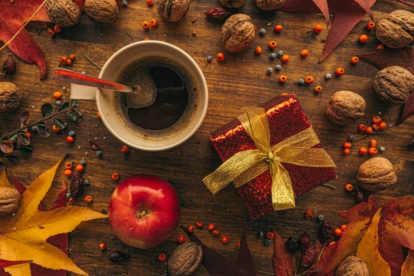 Herbst Geschenkbox mit Tasse Kaffee — Stockfoto