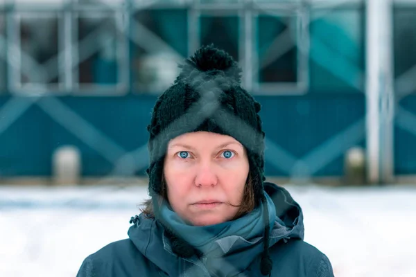 チェーンリンクフェンスの後ろの心配深刻な女性 — ストック写真