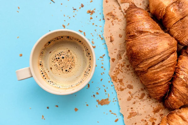 Café y croissant para el desayuno, vista superior — Foto de Stock