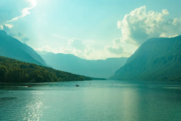 Lac Bohinj panorama avec des silhouettes de personnes — Photo