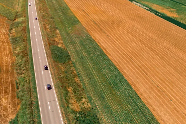 무인 항공기 pov에서 시골 풍경을 통해 도로에 교통 — 스톡 사진
