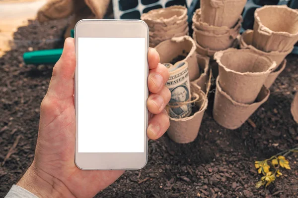 Agricultor orgánico con el teléfono inteligente se burlan —  Fotos de Stock