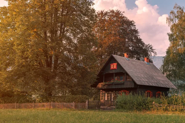 Alpin stil traditionellt hus på landet — Stockfoto