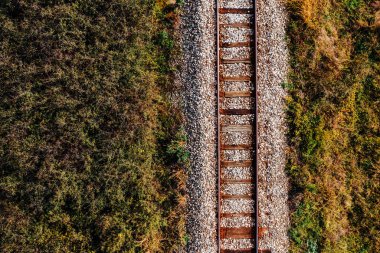 Sonbaharda kırsal alanda eski demiryolu rayları, hava manzarası