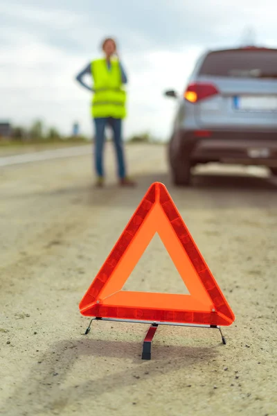 Storing van het voertuig en waarschuwingsdriehoek op de weg — Stockfoto