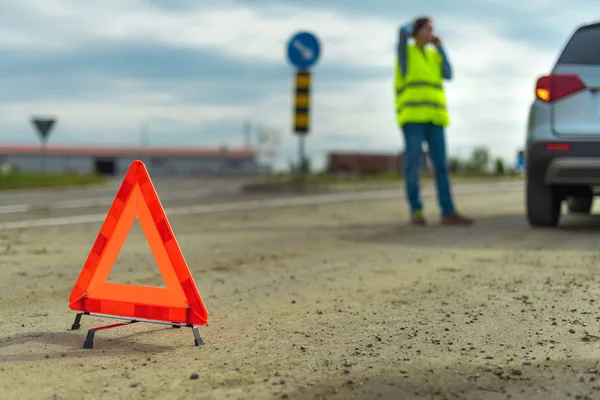 Storing van het voertuig en waarschuwingsdriehoek op de weg — Stockfoto