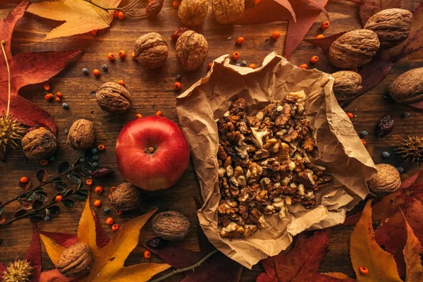 秋のフルーツ、リンゴ、クルミ — ストック写真