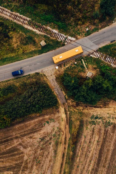 Вид з повітря на дорогу і залізничний перетин — стокове фото