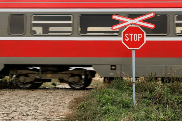 Cruz de San Andrés y señal de parada en el cruce a nivel del ferrocarril —  Fotos de Stock