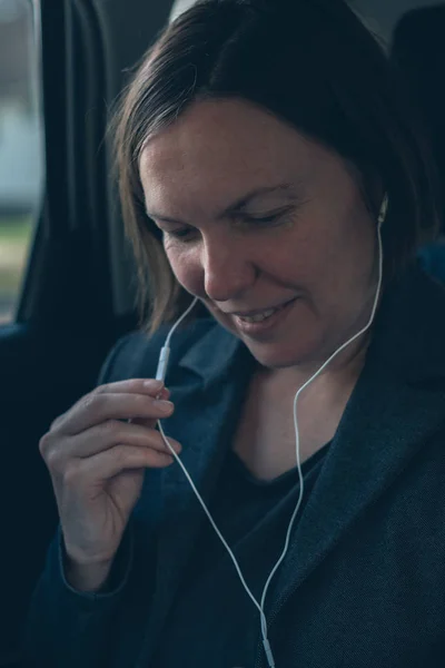 Zakenvrouw dicteren in smartphone koptelefoon microfoon — Stockfoto