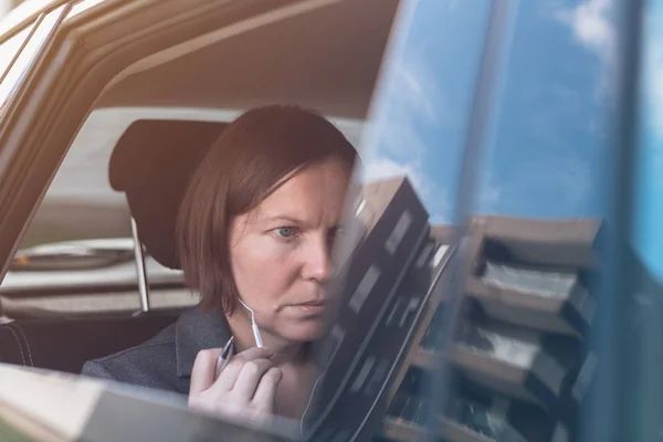 Mujer de negocios dictando en micrófono auriculares smartphone — Foto de Stock