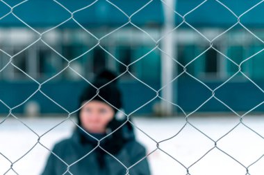 Sorunlu kadın sokakta cep telefonuyla konuşuyor.
