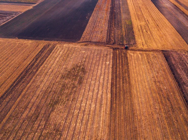 Vista aérea do trator agrícola fazendo plantio de restolho — Fotografia de Stock