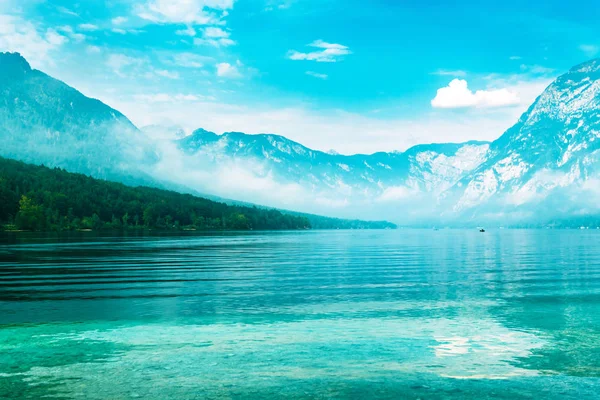Lago Bohinj, idílica paisagem de verão — Fotografia de Stock