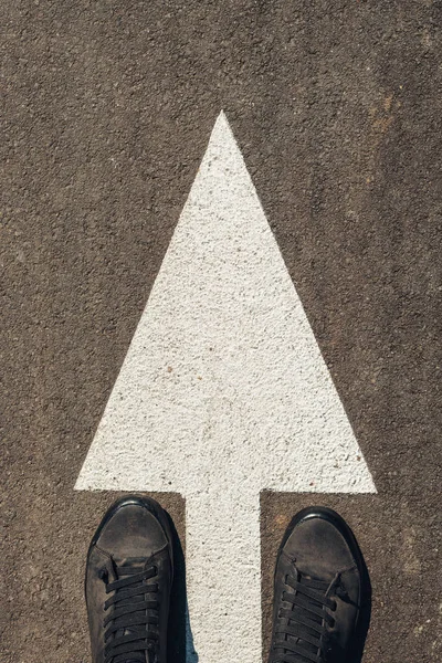 Explorateur urbain, homme aux chaussures modernes debout sur la route asphaltée — Photo