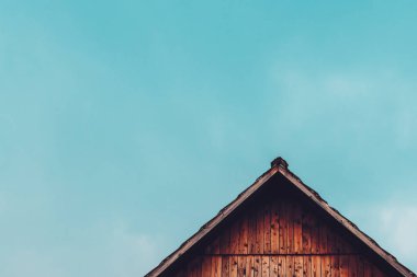 Gable kulübesi ve mavi gökyüzü