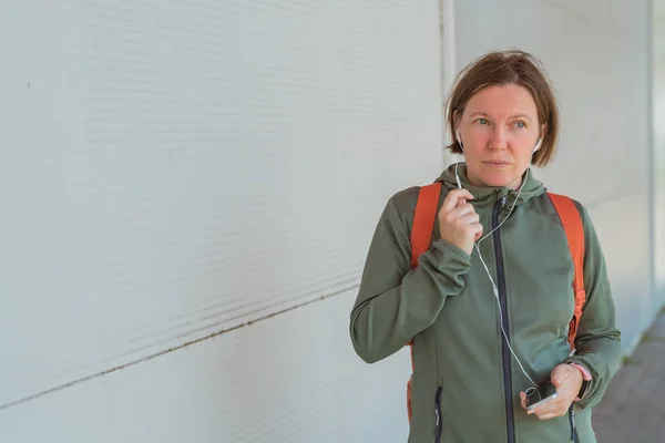 Femmina jogger parlando su cellulare handsfree — Foto Stock