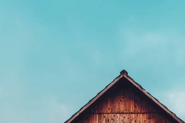 Крыша над головой и голубое небо — стоковое фото