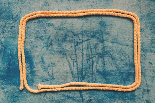 Corda enrolada como moldura no fundo de madeira — Fotografia de Stock