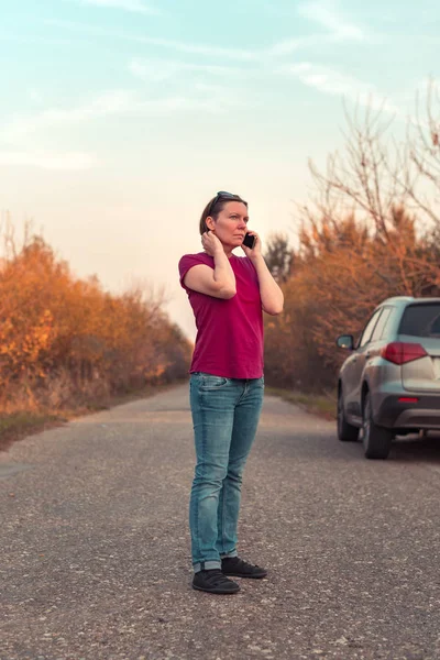 Mujer perdida durante la conducción de coches hablando por teléfono móvil — Foto de Stock