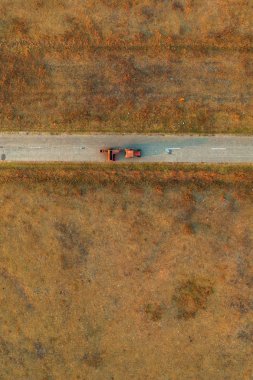 Eski traktör asfalt yolda çimenli kırsal bal likörü boyunca