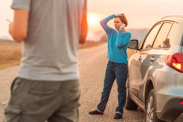 Mujer hablando en el teléfono móvil por el coche parado — Foto de Stock